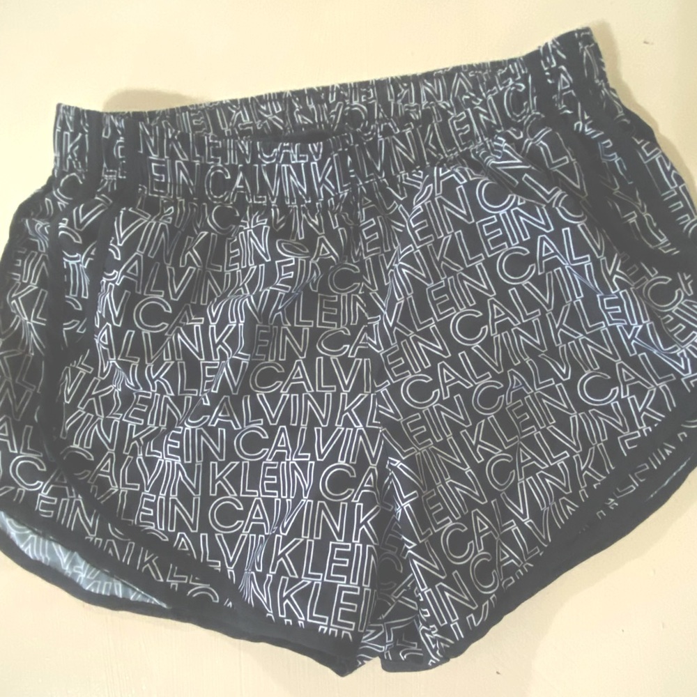 Brand: Calvin Klein Size: M/M Color: Black and White